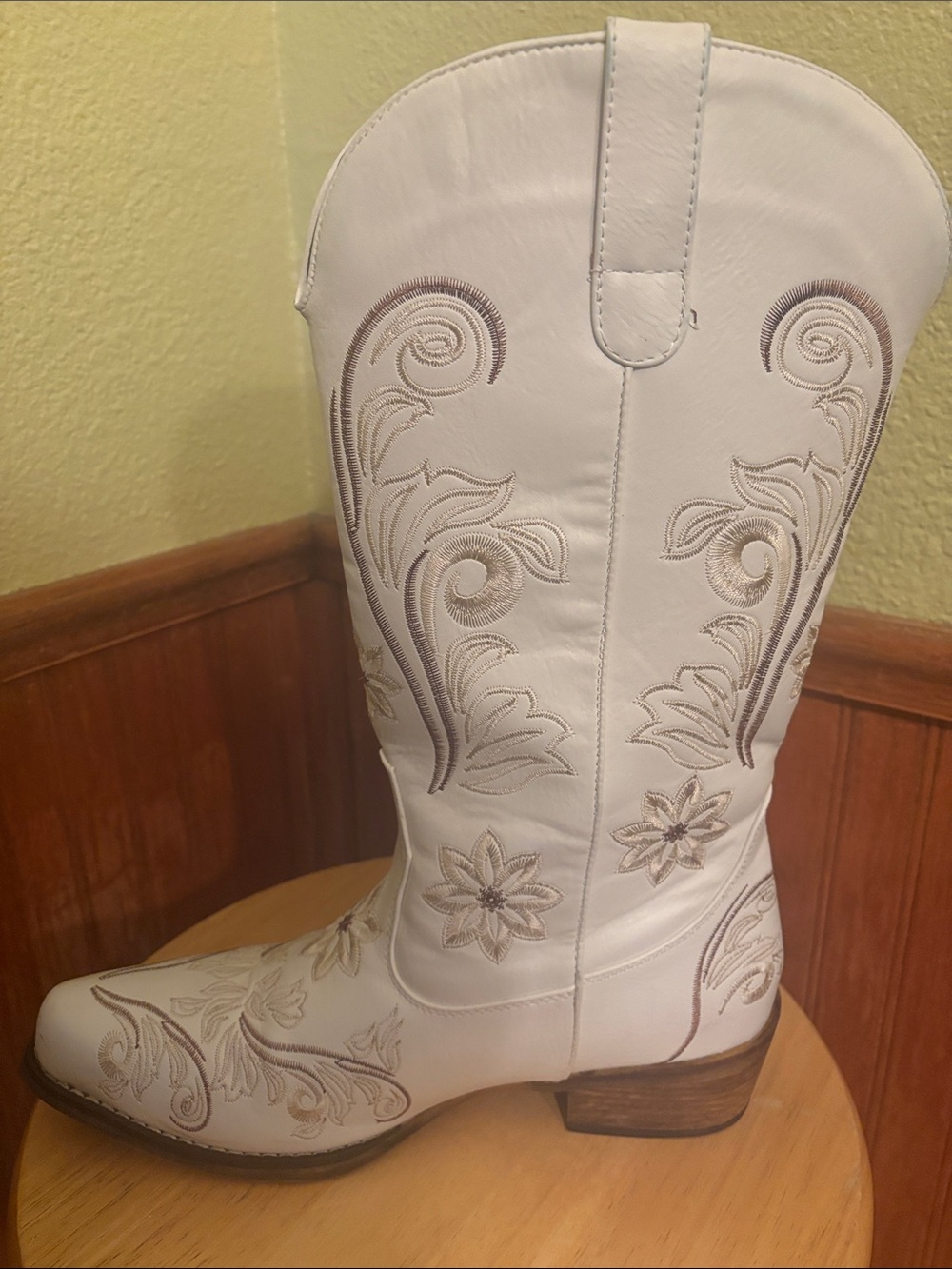IUV White Embroidered Western Cowboy Boots used once- Size 9.5